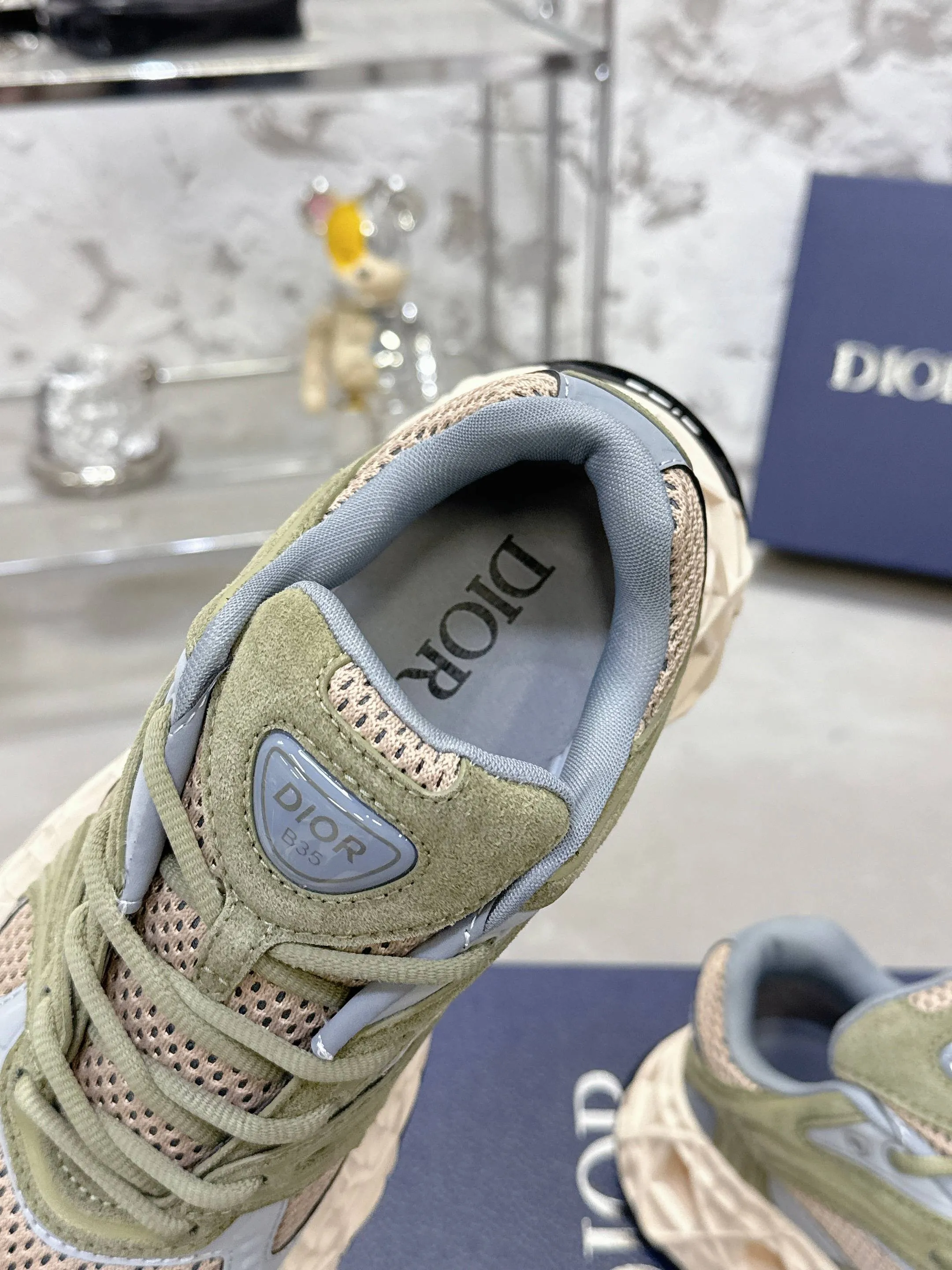 Factory price 780💰 Top version! ! ! Dior (B35) DIOR spring and summer men's wear show, the show was held at the Valle de Grasse School in Paris. Kim Jones drew inspiration from the works of South African artist Hylton Nel. The details of the shoes, clog soles and tribal elements, cleverly blended luxury craftsmanship and practicality, with fresh childishness and bright temperament, creating a new season hot spot. Dior KAWA Dior co-branded casual sports shoes reinterpret running shoes with Dior's high-end style. B35 is made of fine-textured leather and mesh fabric materials. It can be worn in all seasons, is comfortable and breathable, and has multiple lines on the shoe body to outline details. It has a full retro three-dimensional feel and can create a casual look all year round! Fabric: Cowhide/customized cloth material Lining: Imported breathable mesh Outsole: Original molded outsole Size: 39-46 (customized at 45.46)